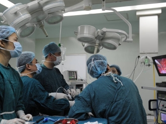 省内首例腹腔镜亲体供肾切取肾移植