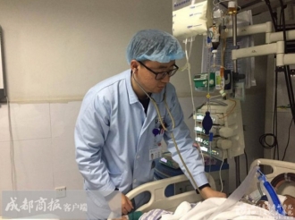 急诊ICU医生 邓磊