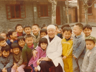 国家一级儿科专家樊培禄与孩子们