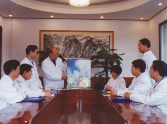 1996年院领导班子正式启动医院第一住院大楼建设