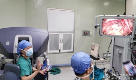 小儿外科应用达芬奇机器人完成前列腺囊肿切除双侧输精管尿道吻合术