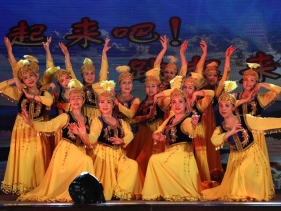 2020春晚-维吾尔族舞《我家门前一枝花》（中年舞蹈队）