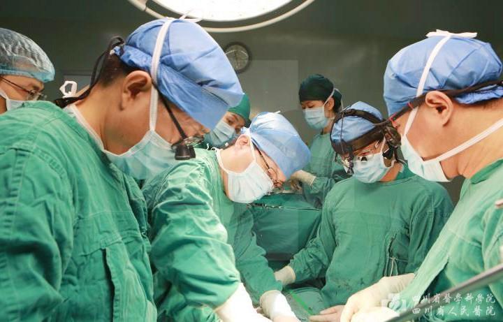 红星视频：我院顺利实施全国首例正式上市人工心脏植入手术