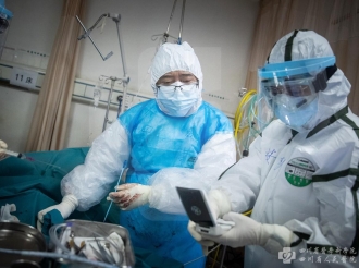 七天改建传染病医院  只为患者生的希望：副院长、重症医学中心主任黄晓波