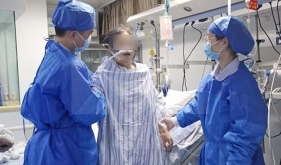 肺移植团队完成胸腔镜辅助小切口双肺移植术