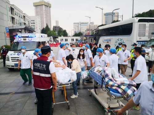 人民日报：石棉县3名地震伤员转运至四川省人民医院接受治疗