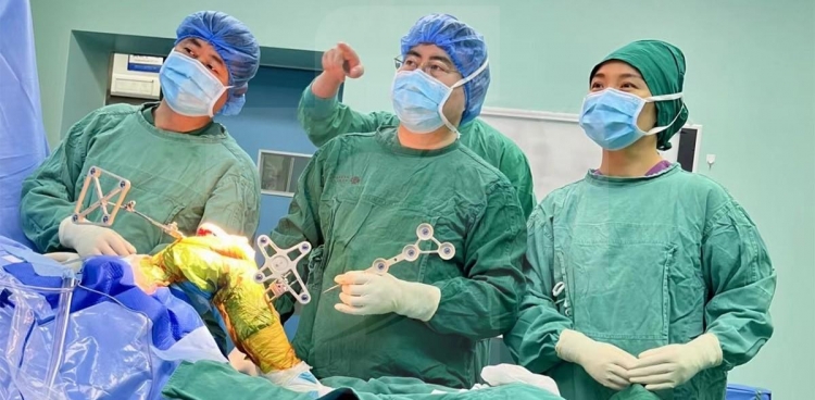 骨科成功开展机器人辅助下膝关节置换手术