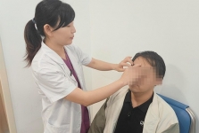 红星新闻：男子失明30年来多次接受角膜移植，这个手术后终于有突破